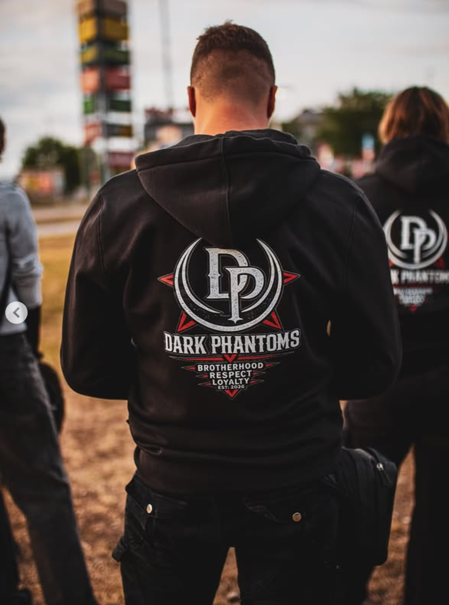 Mitglied trägt einen schwarzen Dark Phantoms Hoodie mit Logo auf dem Rücken