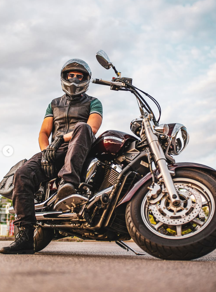 Fahrer mit Lederweste auf einem Chopper