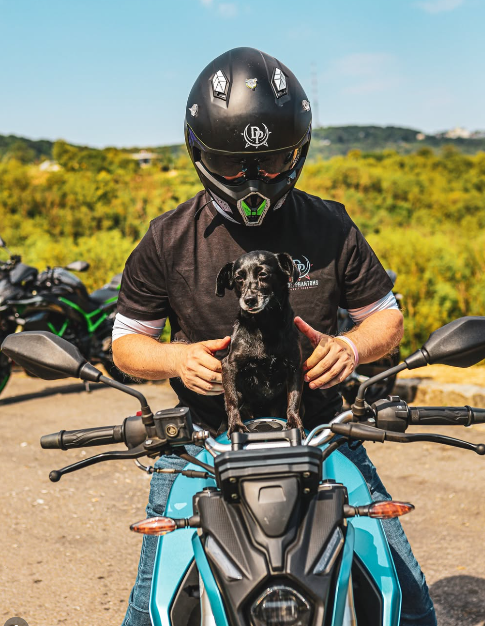 Dark Phantoms Mitglied mit Helm und kleinem schwarzen Hund auf dem Tank