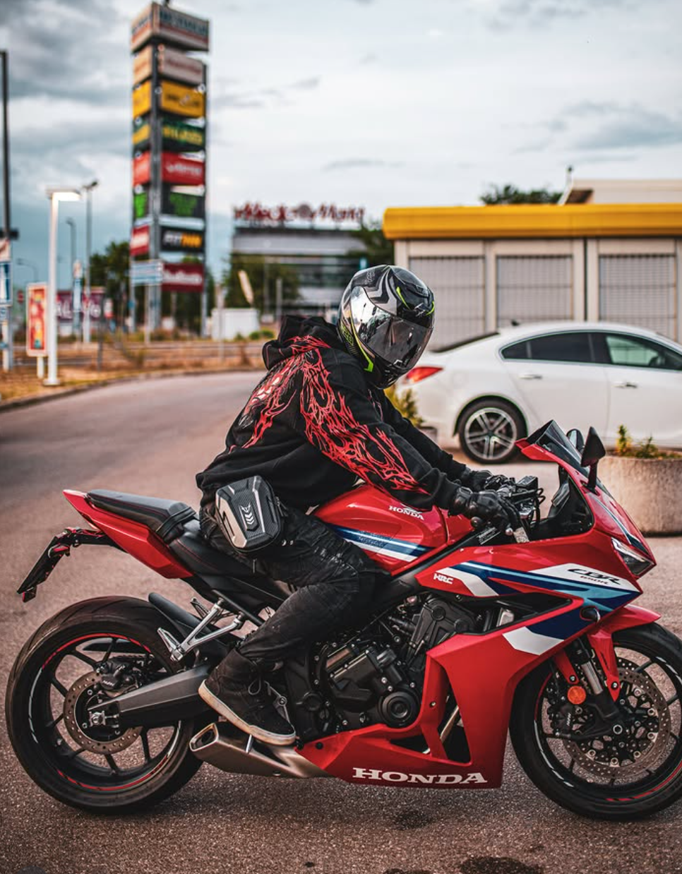Fahrer der Dark Phantoms auf einer roten Honda CBR